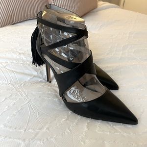 Sz 10 Black strap dress pumps